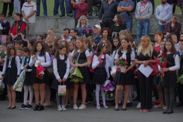 Debut de an școlar printre emoții și discursuri. Aproape 120.000 de elevi suceveni reiau cursurile