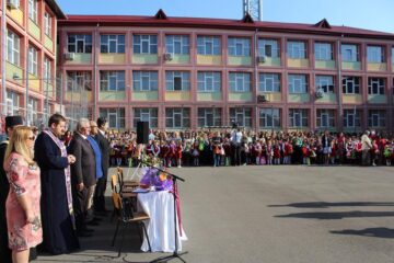Primarul Sucevei a participat la deschiderea de an școlar la 14 unități de învățământ