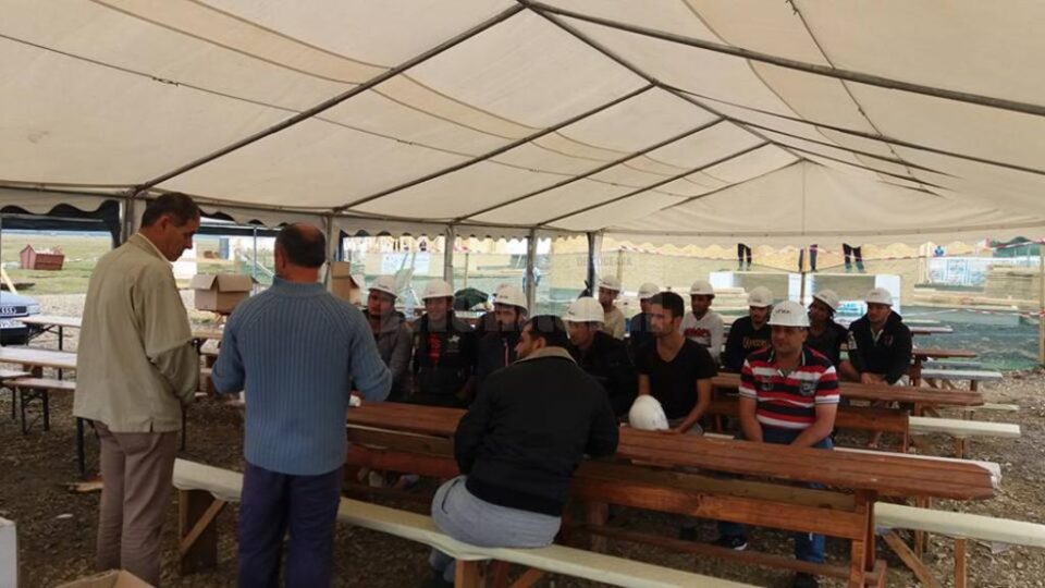 Un grup de refugiați din Siria și Irak au participat voluntar la construcția de case din cartierul Habitat