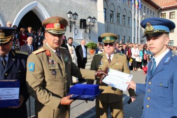 Sebastian-Mihai Găbrian (dreapta) a fost declarat șef al promoției 2017 Foto: Laurențiu Sbiera