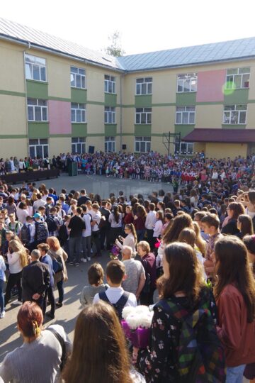 Debut de an școlar printre emoții și discursuri. Aproape 120.000 de elevi suceveni reiau cursurile