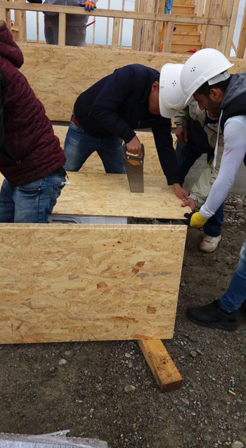 Un grup de refugiați din Siria și Irak au participat voluntar la construcția de case din cartierul Habitat