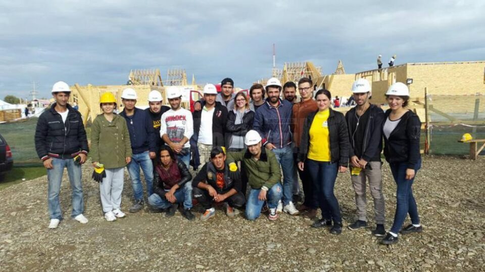 Un grup de paisprezece cetățeni străini din Siria și Irak, cu statut de refugiat în România, au participat voluntar săptămâna trecută la construirea a 15 case pentru familii în nevoie din Rădăuți