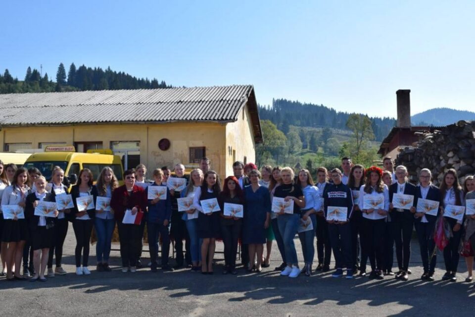 Burse pentru 40 de elevi ai Liceului Tehnologic „Vasile Cocea” Moldovița, pentru performanță școlară și activitate extrașcolară