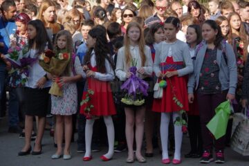 Debut de an școlar printre emoții și discursuri. Aproape 120.000 de elevi suceveni reiau cursurile