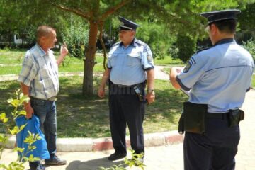Polițiștii au purtat discuții cu cetățenii în vederea responsabilizării și informării acestora în vederea reducerii riscului victimal