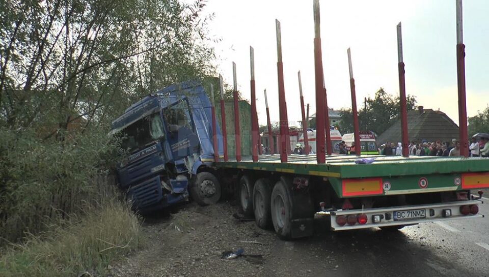Autotrenul a derapat pe drumul umed și a scăpat de sub control, lovind două autovehicule care veneau din sens invers
