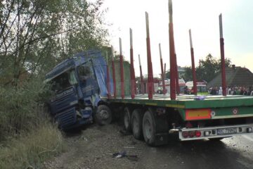 Autotrenul a derapat pe drumul umed și a scăpat de sub control, lovind două autovehicule care veneau din sens invers