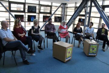 O parte din echipa de producție a noului spectacol care deschide stagiunea teatrului sucevean O parte din echipa de producție a noului spectacol care deschide stagiunea teatrului sucevean