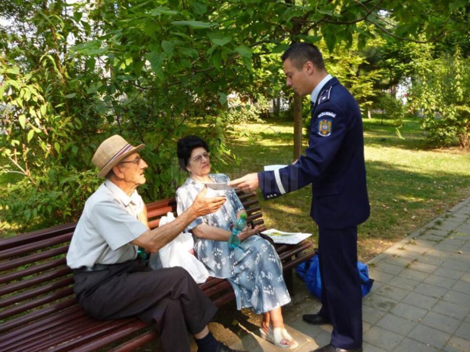 Polițiștii le-au prezentat celor veniți să se relaxeze materiale publicitare cu instrucțiuni de prevenire a faptelor reprobabile Polițiștii le-au prezentat celor veniți să se relaxeze materiale publicitare cu instrucțiuni de prevenire a faptelor reprobabile