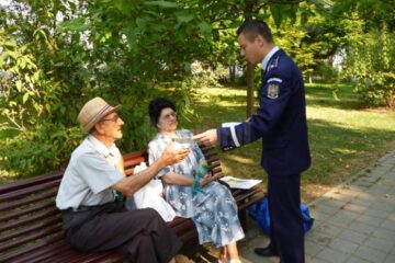 Polițiștii le-au prezentat celor veniți să se relaxeze materiale publicitare cu instrucțiuni de prevenire a faptelor reprobabile