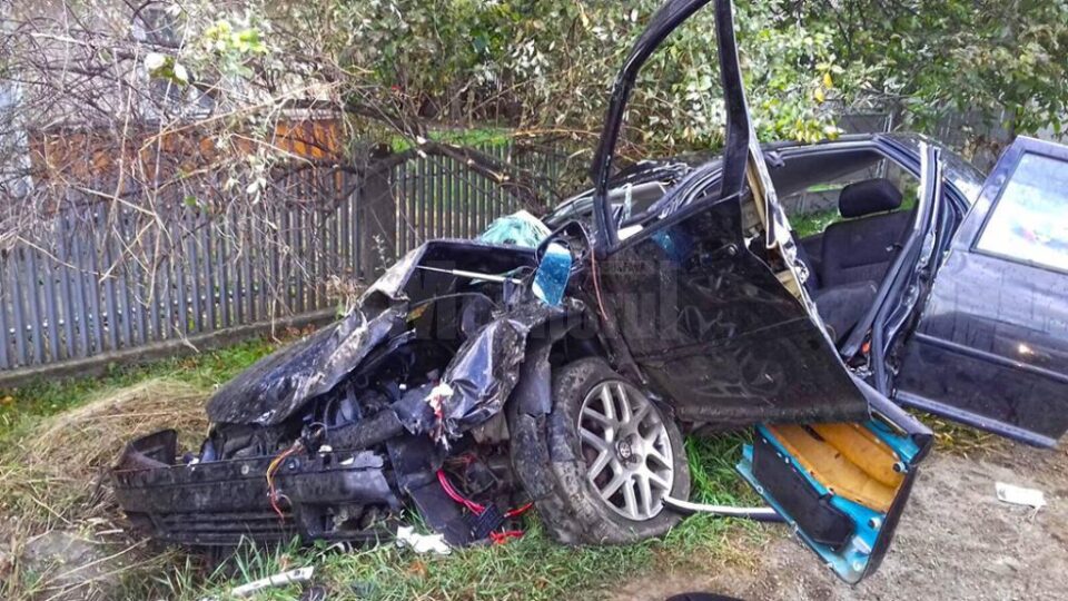 În urma impactului cu tirul, autoturismul a fost grav avariat, iar bărbatul de 76 de ani a rămas încarcerat în interior