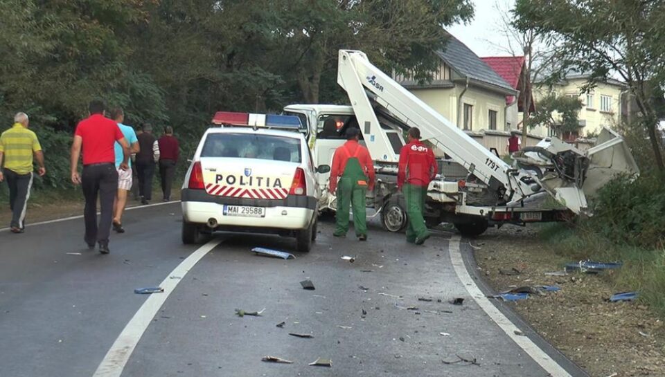 Tirul a acroșat în drumul său pe contrasens și o autoutilitară cu nacelă, care venea din față