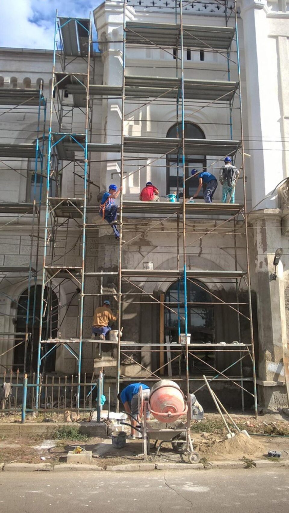 Lucrările la fațadă sunt în plină desfășurare