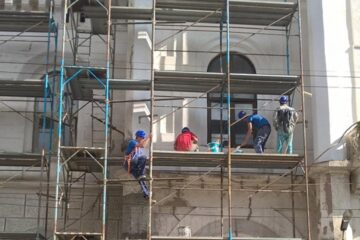 Lucrările la fațadă sunt în plină desfășurare