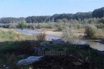 Malul râului Suceava a devenit o adevărată groapă de gunoi