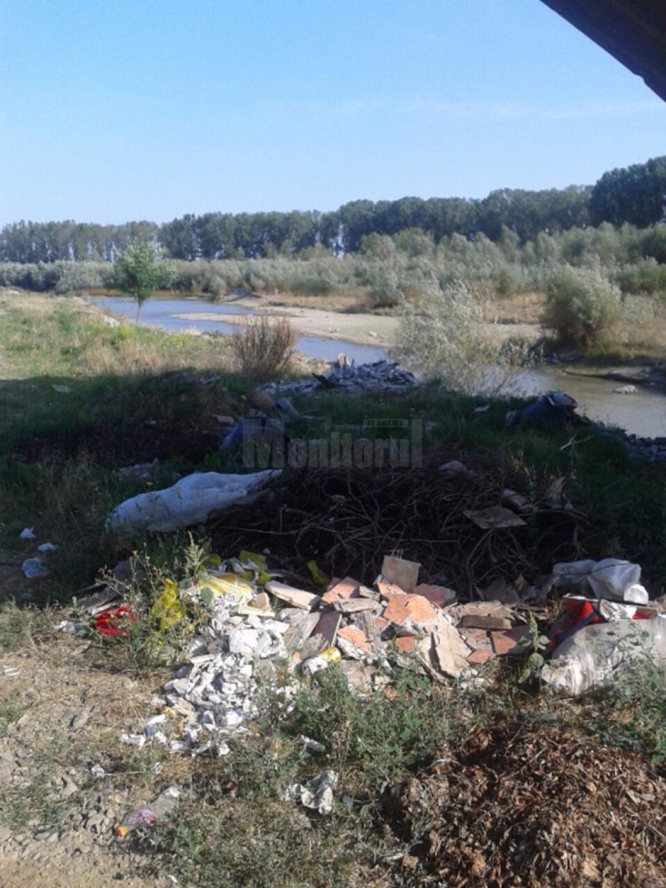 Malul râului Suceava a devenit o adevărată groapă de gunoi