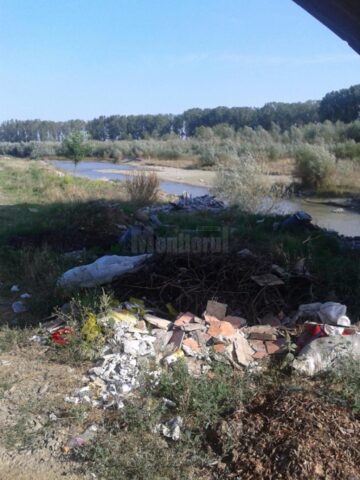 Malul râului Suceava a devenit o adevărată groapă de gunoi