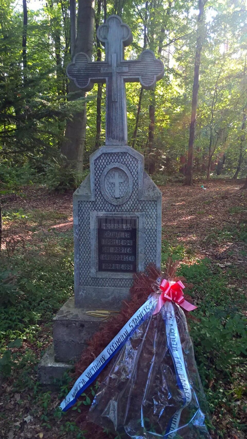 Crucea comemorativă ridicată de societatea „Arboroasa” din Cernăuți