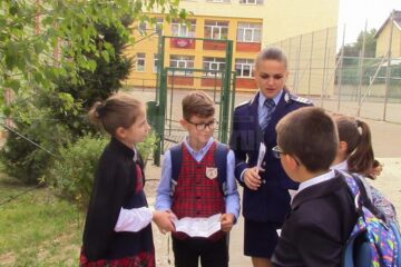 Polițiștii compartimentului de prevenire i-au instruit și pe elevii școlilor privind circulația corectă ca pietoni