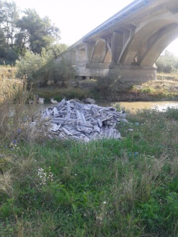 Malul râului Suceava, transformat într-o adevărată groapă de gunoi de o parte din locuitorii orașului Liteni
