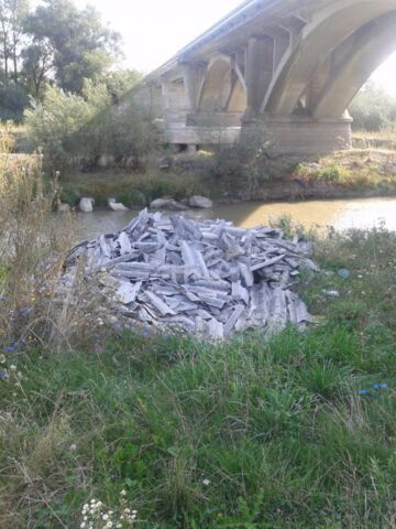 Malul râului Suceava, transformat într-o adevărată groapă de gunoi de o parte din locuitorii orașului Liteni