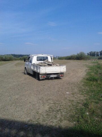 Mașină prinsă în direct în timp ce ducea deșeuri din construcții într-un loc neautorizat