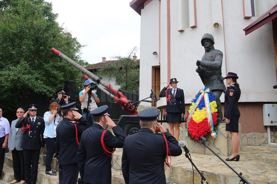 Pomenirea pompierilor eroi la monumentul din fața Bisericii Militare