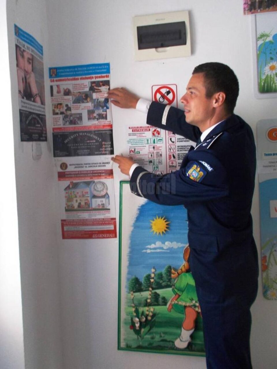 Peste o sută de polițiști au intrat joi la ore pentru a preveni hărțuirea și abuzul emoțional în rândul elevilor