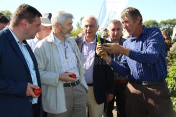 Fostul ministru al Agriculturii Valeriu Tabără (al doilea din stânga), în dialog cu Vasile Mătrășoaia