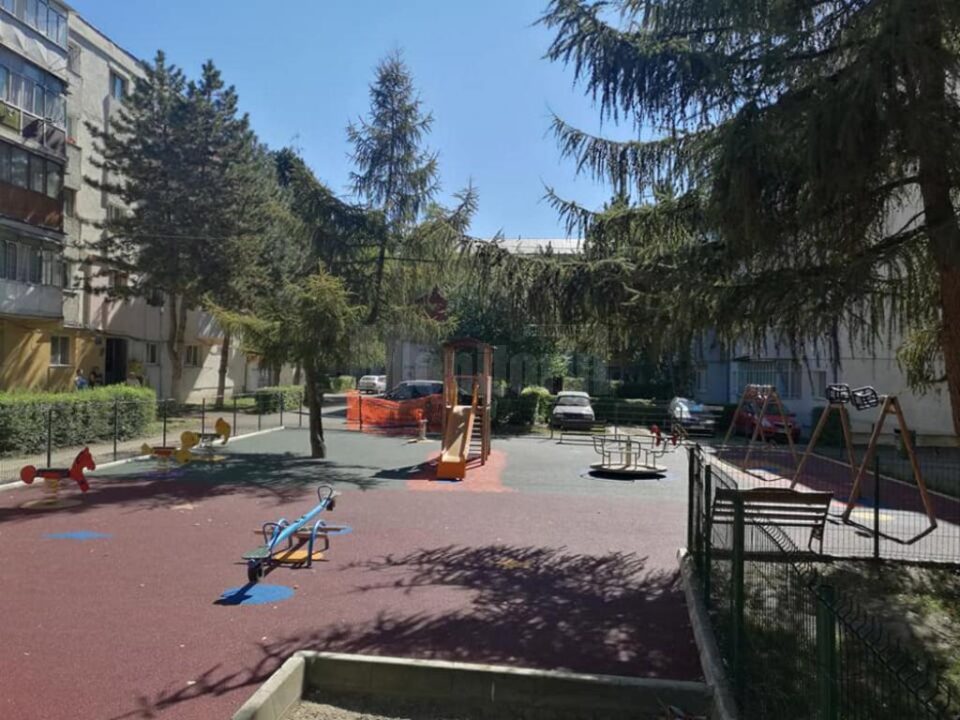 Lucrări de reparații și turnare de covoare elastice la locurile de joacă din Suceava