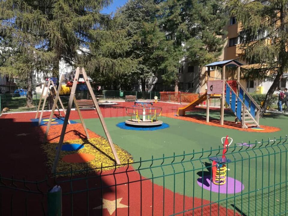Lucrări de reparații și turnare de covoare elastice la locurile de joacă din Suceava