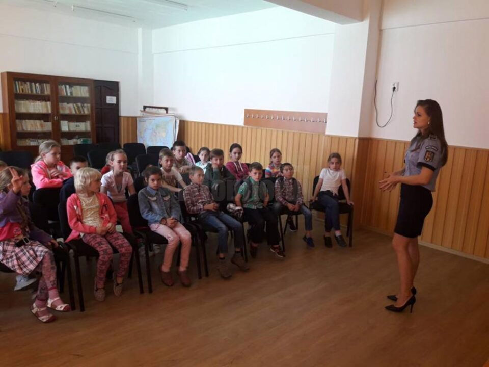Polițiștii specialiști în prevenire le-au vorbit copiilor despre discriminarea între colegi