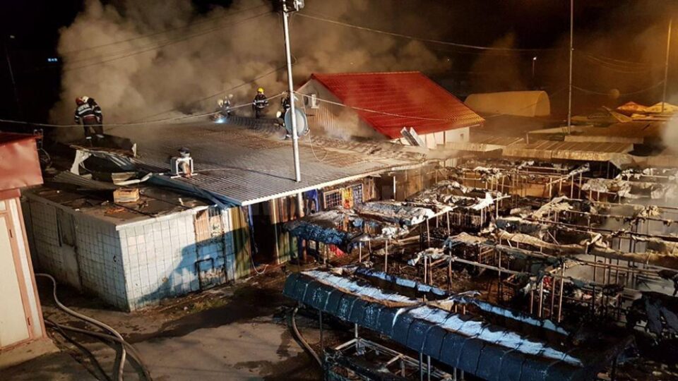 Incendiul a distrus în totalitate 19 tarabe Incendiul a distrus în totalitate 19 tarabe