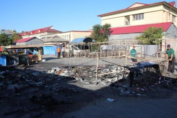 Incendiu puternic la tarabele din Piața Burdujeni, de la o candelă uitată aprinsă