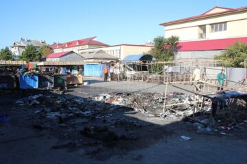 Incendiu puternic la tarabele din Piața Burdujeni, de la o candelă uitată aprinsă