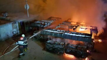 Incendiu puternic la tarabele din Piața Burdujeni, de la o candelă uitată aprinsă