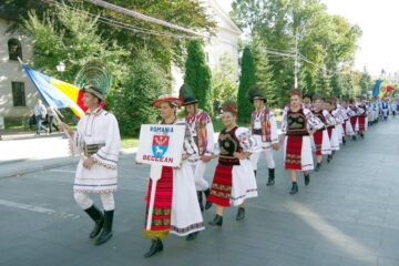 Festivalul Internațional de Folclor „Friedrich Schwartz”, ediția a IV-a, a debutat ieri cu Parada Portului Popular