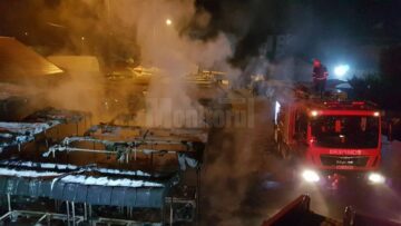 Pompierii au intervenit la fața locului cu trei mașini de stingere