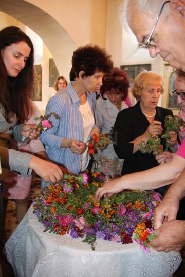 Femeile credincioase au ales flori sfințite, pe care le-au dus acasă, într-un buchet care să le apere casa de cele rele