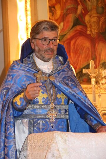 Slujba a fost oficiată de părintele paroh al bisericii, Azad Mandalian