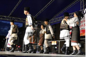 Antrenante dansuri populare din toate zonele țării au fost prezentate pe scena festivalului