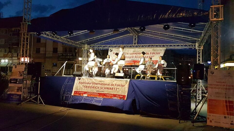 Antrenante dansuri populare din toate zonele țării au fost prezentate pe scena festivalului