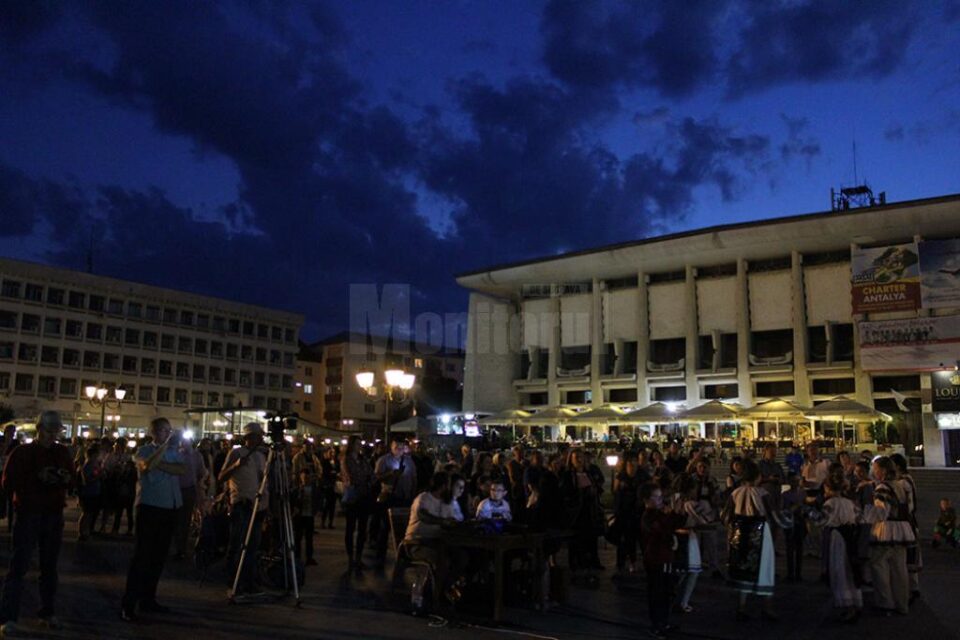 Tinere talente ale muzicii și dansurilor populare au evoluat pe scenă, în centrul Sucevei