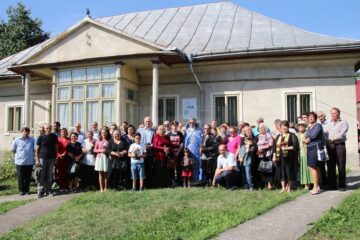 Credincioșii armeni s-au adunat pentru o fotografie de grup, în fața clădirii Uniunii Armenilor
