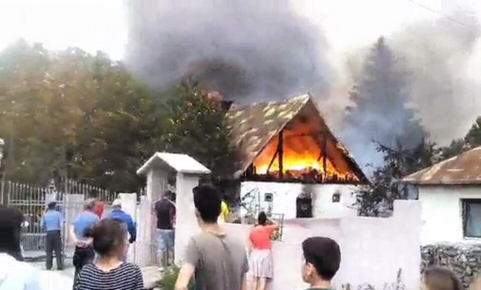 Acoperișul casei a fost distrus în urma incendiului violent