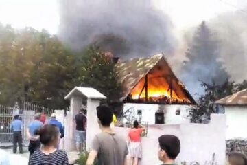Acoperișul casei a fost distrus în urma incendiului violent