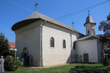 Biserica "Sfânta Cruce" a fost ridicată de un armean, în anul 1521