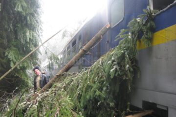 Traficul feroviar a fost întrerupt între Vatra Dornei și Bistrița