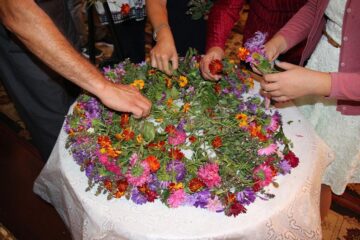 Ghirlanda de flori pentru sfințit a fost realizată de femeile gospodine din comunitate